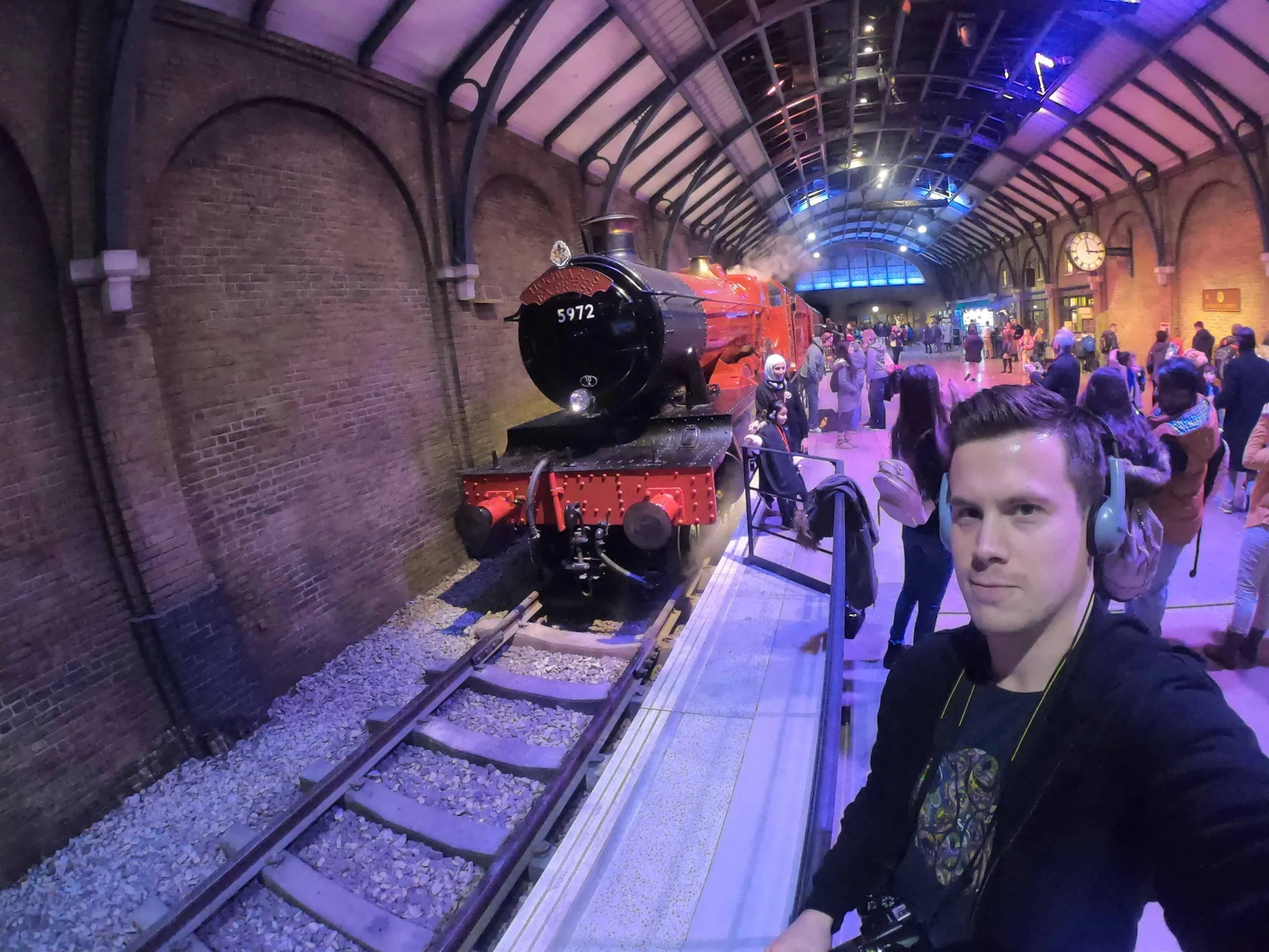 Besøkende foran Galtvortekspressen på Harry Potter Studio Tour