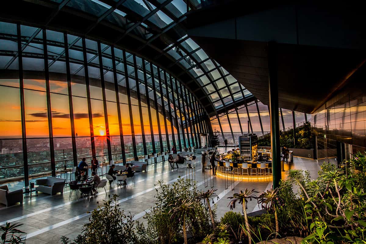 Solnedgang sett gjennom vinduene i Sky Garden i London