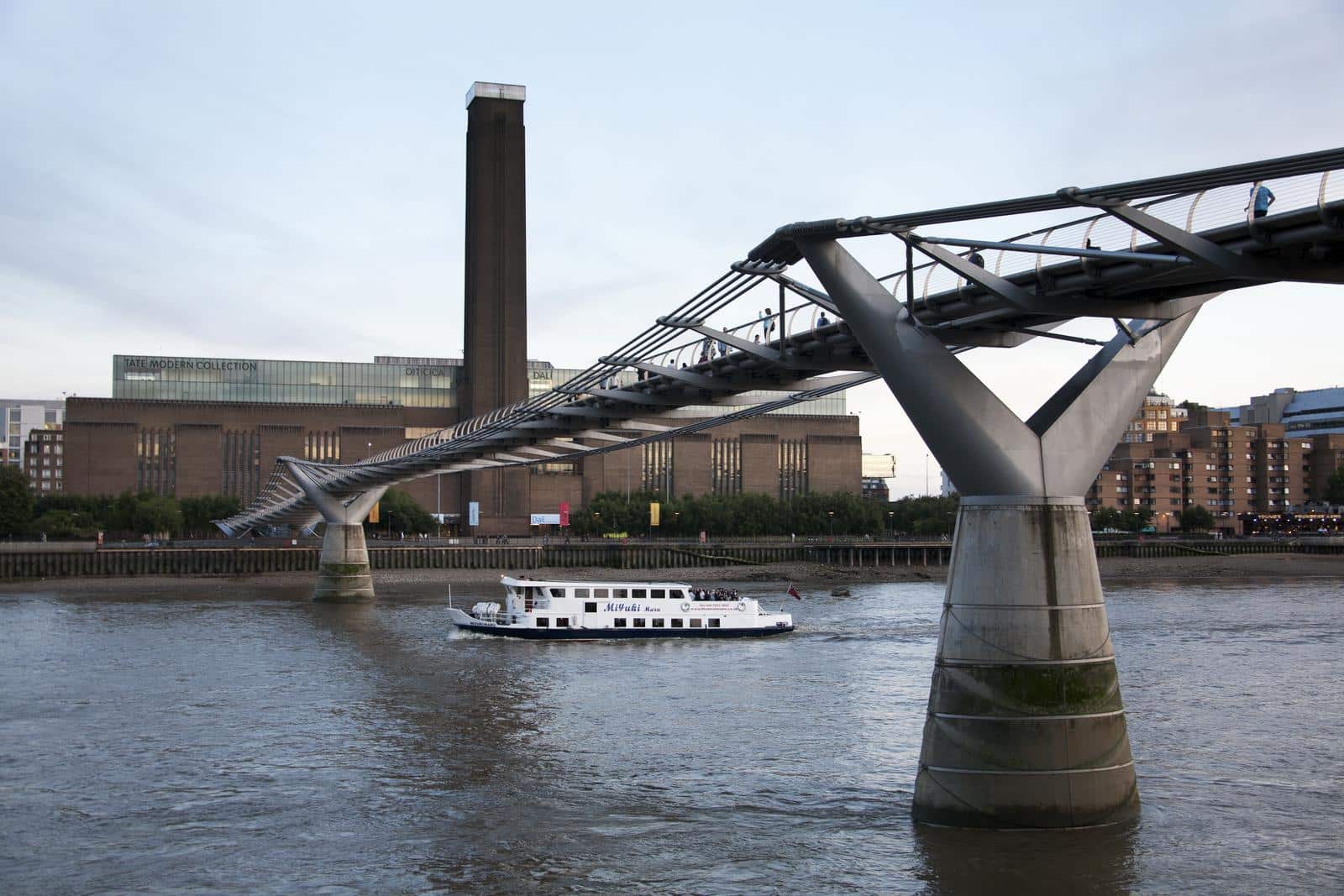 Millennium Bridge og Tate Modern ved Themsen