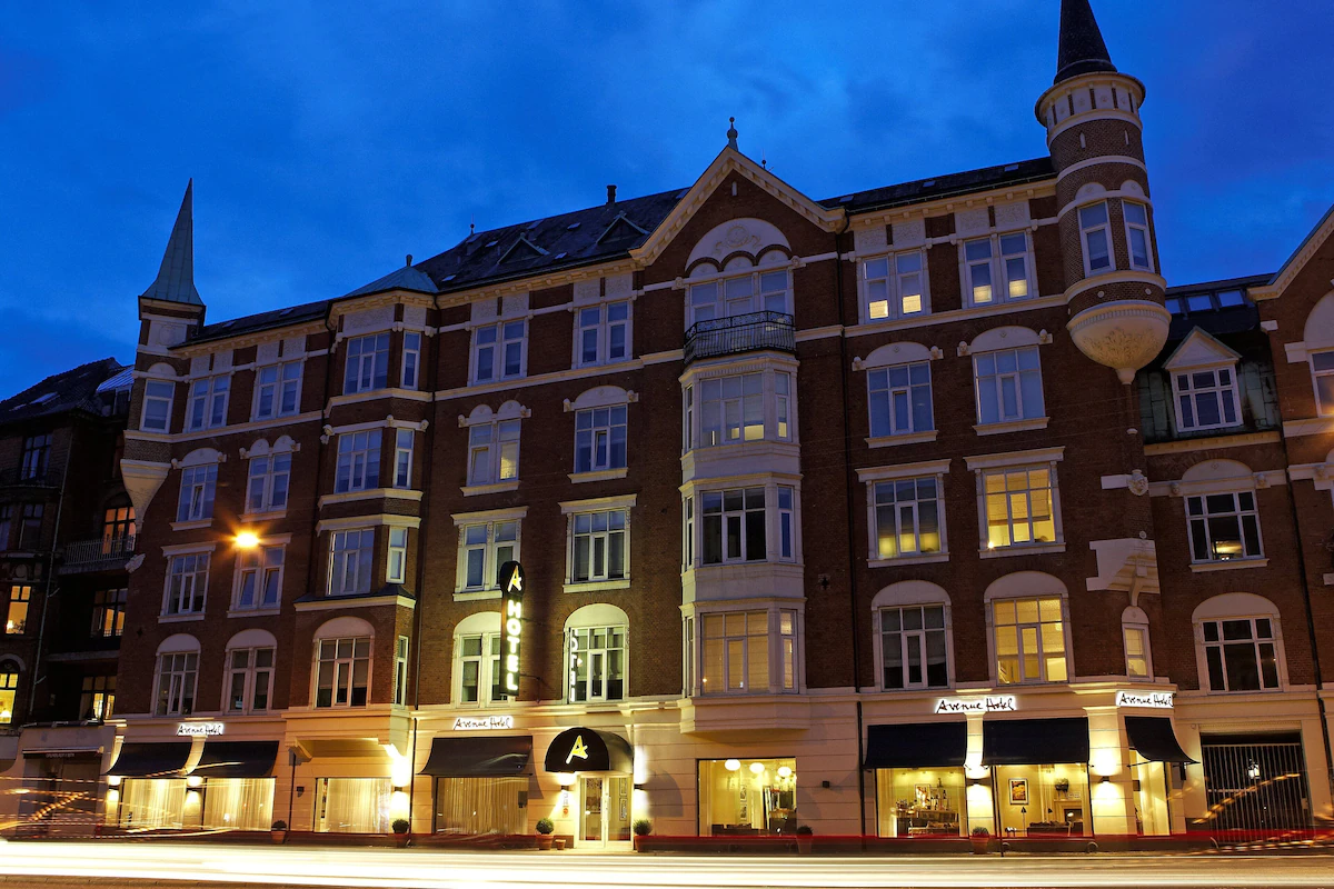 Hvor bør man bo i København? De 5 beste områdene & hotellene 18 Fasaden til Avenue Hotel i København om kvelden