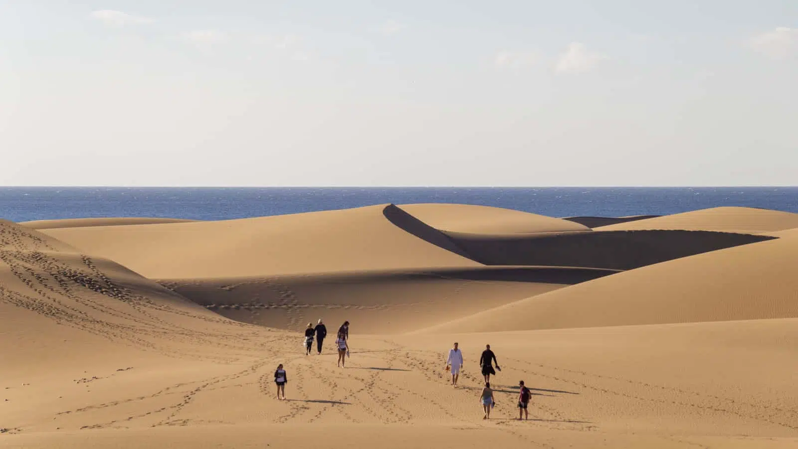 Hvor bør man bo på Gran Canaria? De 4 beste ferieområdene 🏖 4 Besøkende i sanddynene i Maspalomas på Gran Canaria