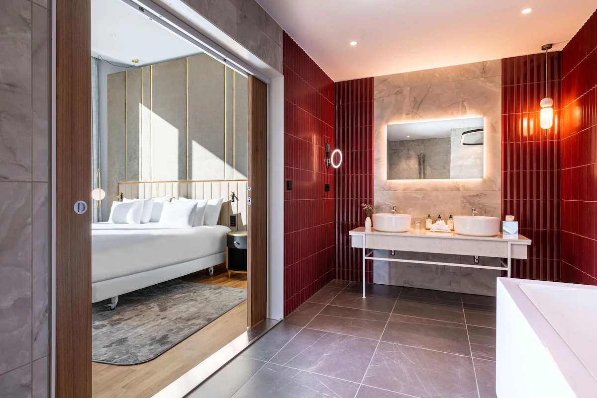Hvor bør man bo i København? De 5 beste områdene & hotellene 30 Bad og soverom på NH Collection Copenhagen