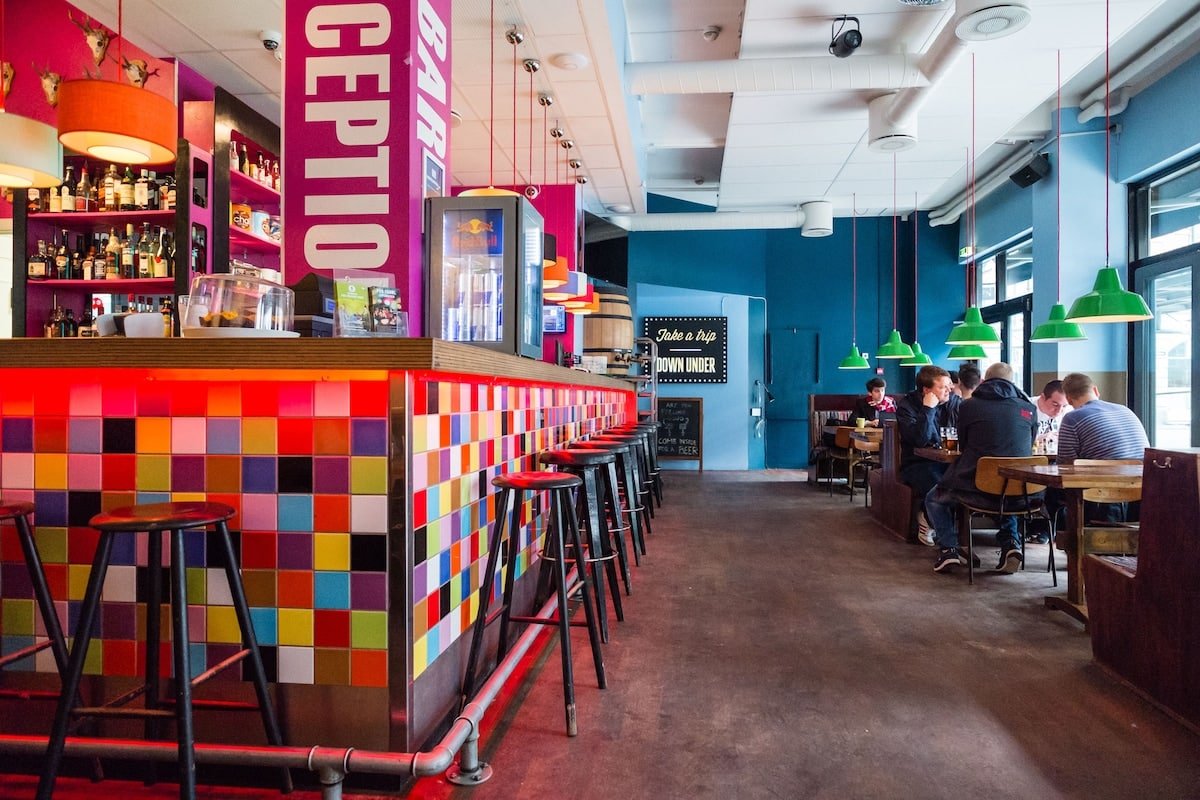 Fargerik bar og sitteområde på et vandrerhjem i København