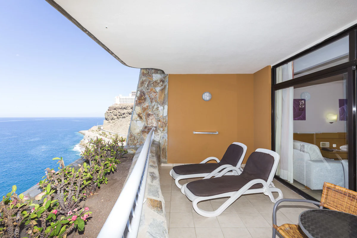 Hvor bør man bo på Gran Canaria? De 4 beste ferieområdene 🏖 9 Balkong med havutsikt ved Puerto Rico på Gran Canaria