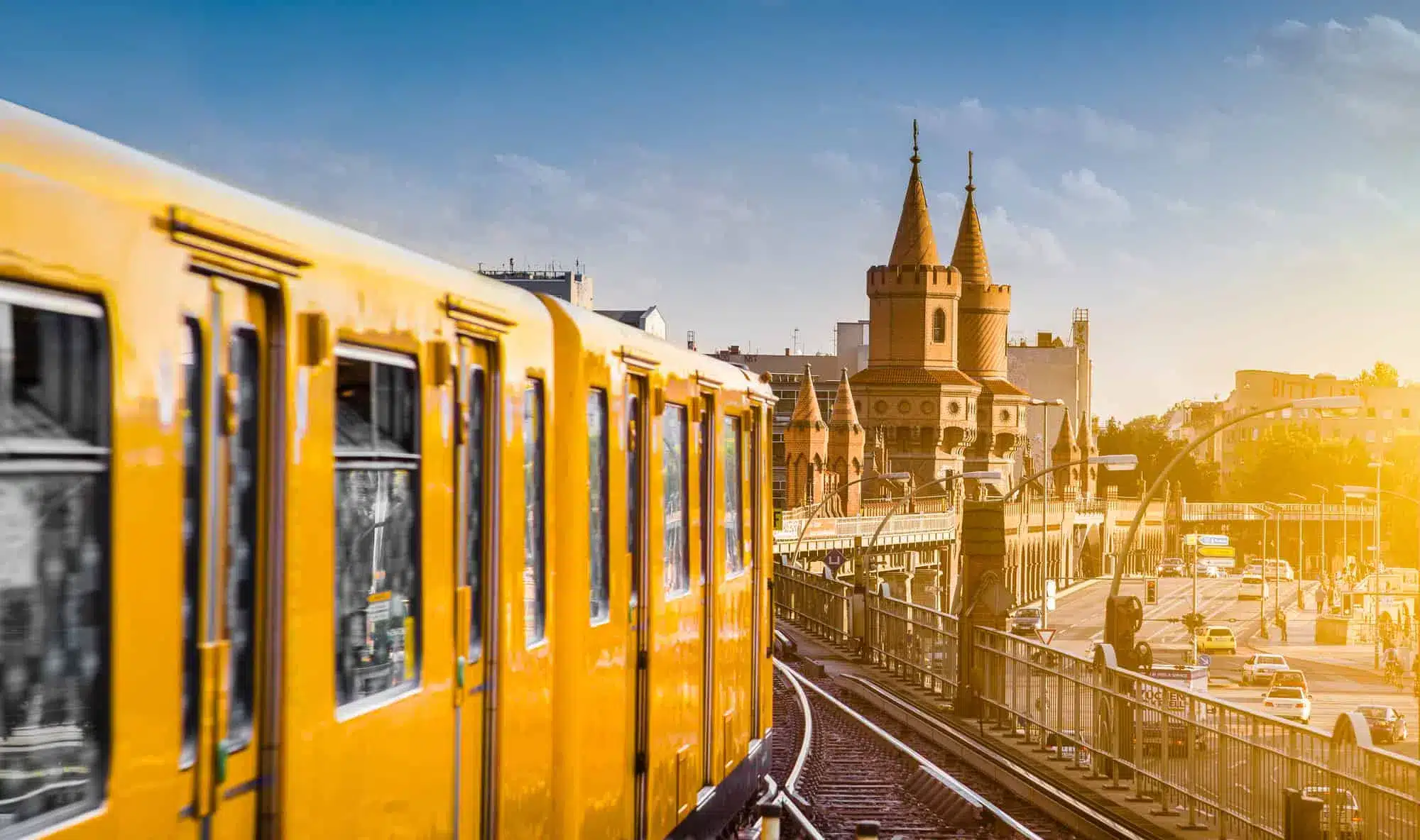Gult U-Bahn-tog ved Oberbaumbrücke i Berlin