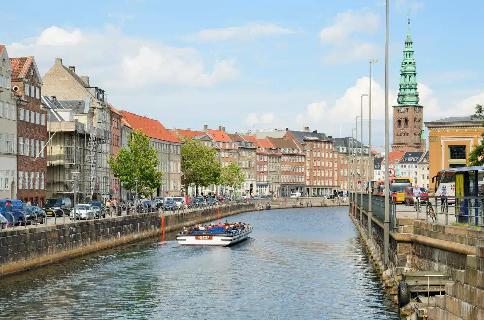 Kanal og fargerike hus i København