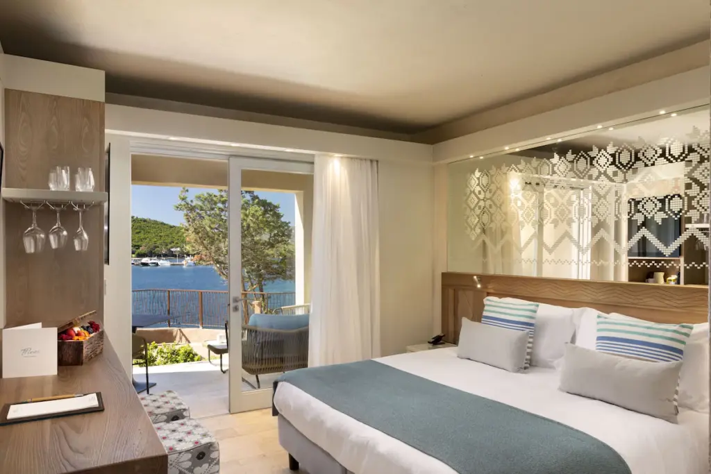Hvor bør man bo på Sardinia? De 8 beste områdene og gode hoteller 32 7Pines Resort Sardinia, rom på hotellet