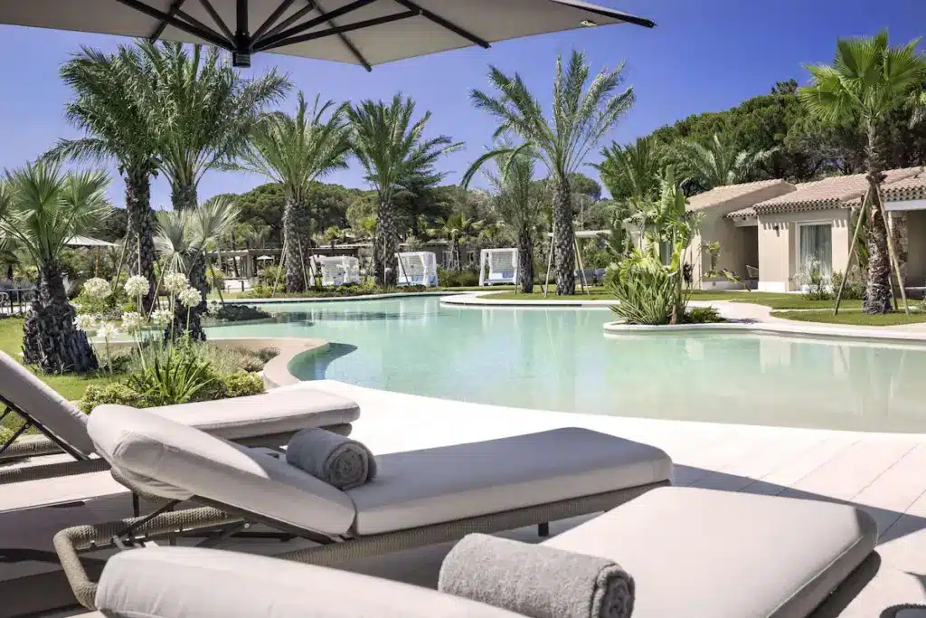 Hvor bør man bo på Sardinia? De 8 beste områdene og gode hoteller 33 7Pines Resort Sardinia svømmebasseng