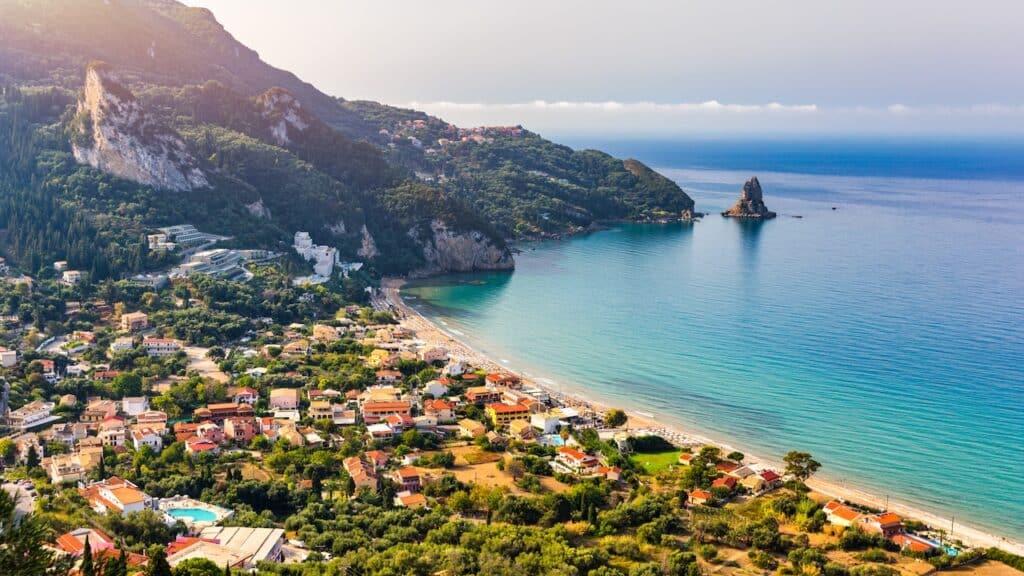 Agios Gordios med strand, bebyggelse og fjell på Korfu