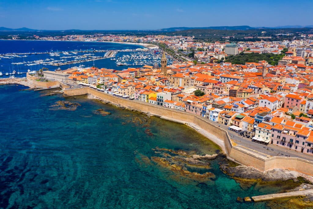 Hvor bør man bo på Sardinia? De 8 beste områdene og gode hoteller 5 Alghero Old Town