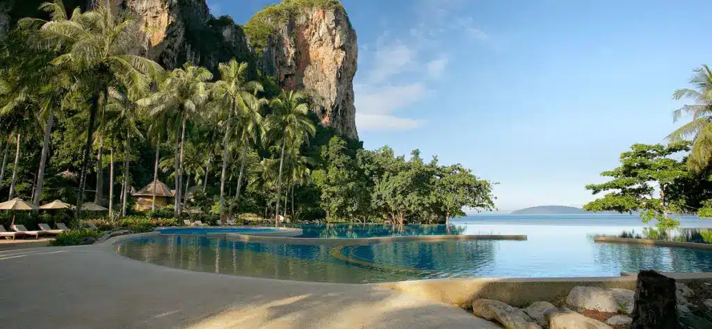 Basseng med utsikt mot havet og klippene på Rayavadee i Railay