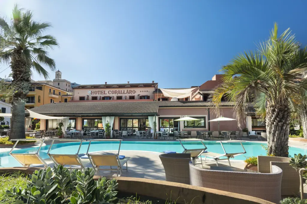 Hvor bør man bo på Sardinia? De 8 beste områdene og gode hoteller 47 Basseng og palmer ved Hotel Corallaro i Santa Teresa di Gallura