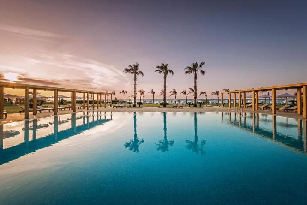 Hvor bør man bo på Rhodos? De 5 beste områdene og gode hoteller 11 Basseng ved Mitsis Selection Alila på Rhodos i solnedgangen