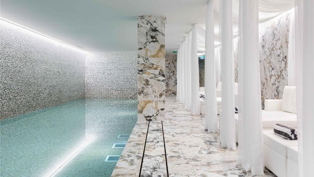 Hvor bør man bo i Porto? De 4 beste områdene og gode hoteller 9 Bassenget på Wine & Books Porto Hotel