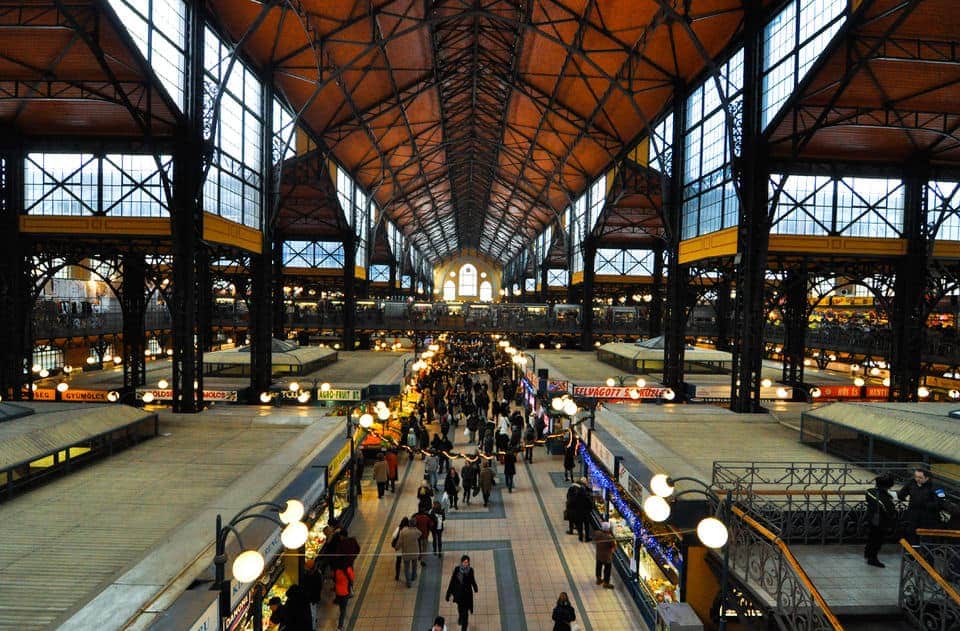 Severdigheter i Budapest: de 20 beste tingene å se og gjøre 6 Boder og besøkende inne i den store markedshallen i Budapest