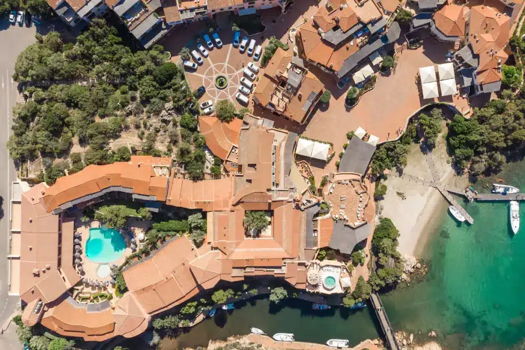 Hvor bør man bo på Sardinia? De 8 beste områdene og gode hoteller 35 Cervo Hotel basseng og strand
