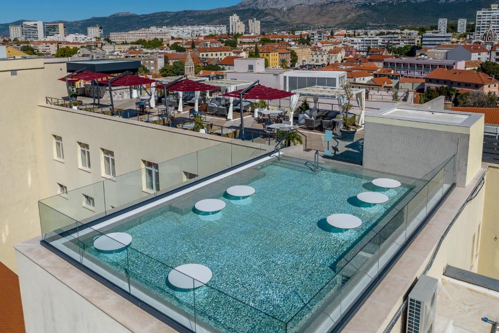 Hvor bør man bo i Split? De 3 beste områdene og gode hoteller 4 Cornaro Hotel basseng