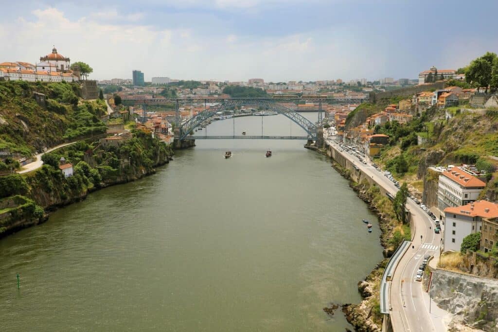 Hvor bør man bo i Porto? De 4 beste områdene og gode hoteller 2 Douro-elva i Porto.