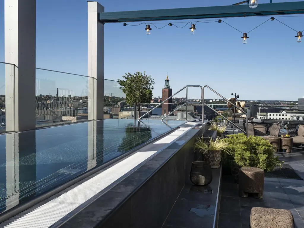 Downtown Camper by Scandic rooftop-basseng