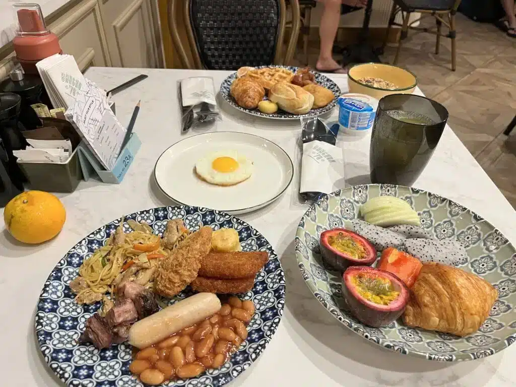 Frokost på Sindhorn Midtown i Bangkok