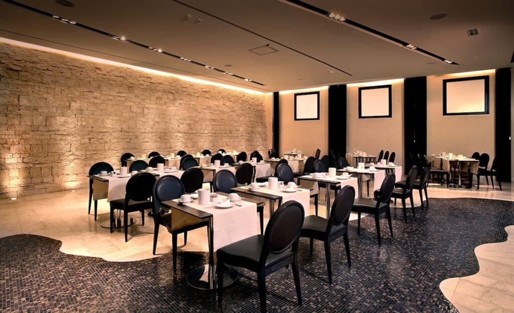 Hvor bør man bo på Sardinia? De 8 beste områdene og gode hoteller 18 Frokost restaurant cagliari