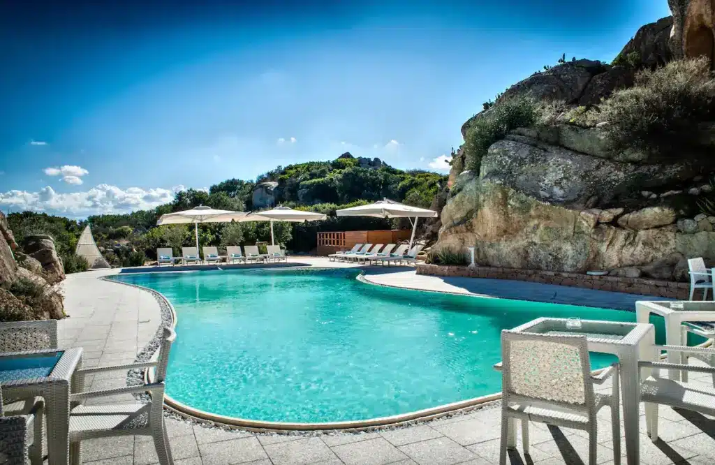 Hvor bør man bo på Sardinia? De 8 beste områdene og gode hoteller 42 Grand Hotel Resort Ma&Ma basseng