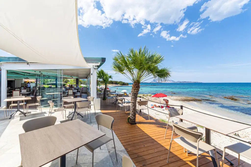 Hvor bør man bo på Sardinia? De 8 beste områdene og gode hoteller 67 Hotel L'Esagono strandbar