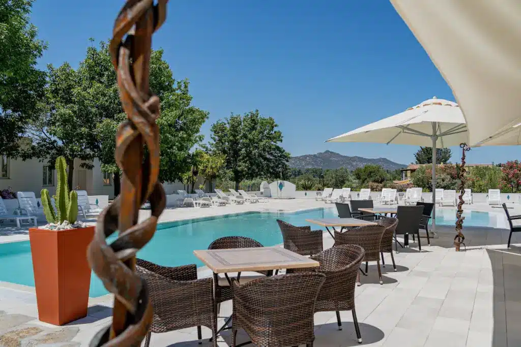 Hvor bør man bo på Sardinia? De 8 beste områdene og gode hoteller 68 Hotel Le Mimose basseng og restaurant