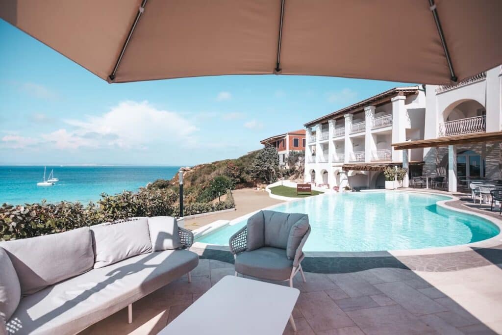 Hvor bør man bo på Sardinia? De 8 beste områdene og gode hoteller 51 Hotel moresco basseng utsikt