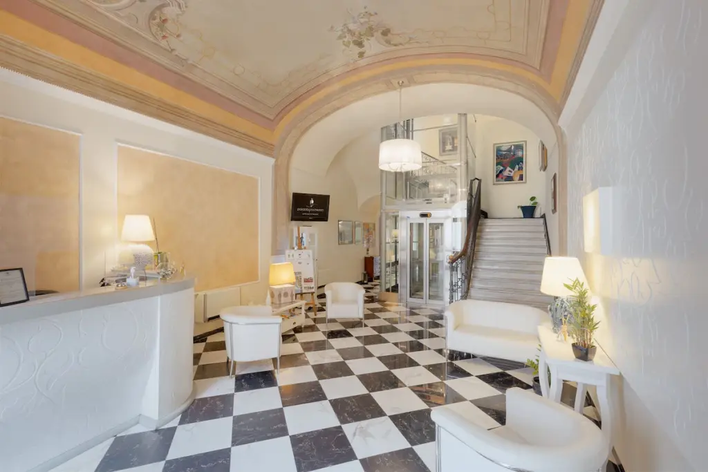 Hvor bør man bo på Sardinia? De 8 beste områdene og gode hoteller 60 Hotel Palazzo Pischedda resepsjon