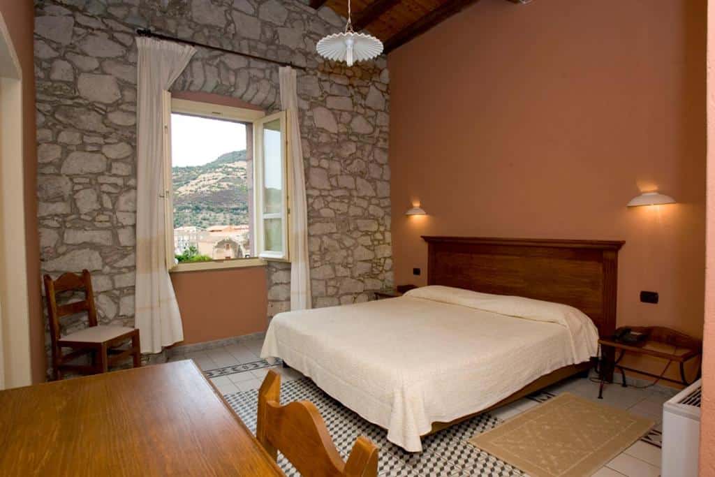 Hvor bør man bo på Sardinia? De 8 beste områdene og gode hoteller 58 Hotell i Bosa sentrum
