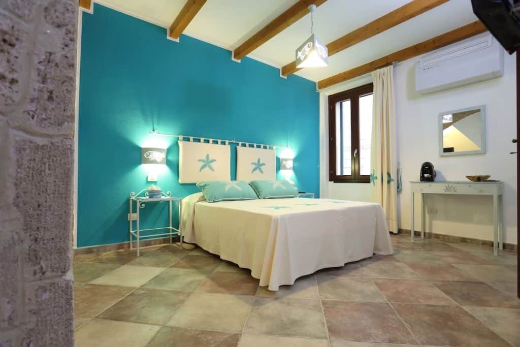 Hvor bør man bo på Sardinia? De 8 beste områdene og gode hoteller 9 Hotellrom alghero old town