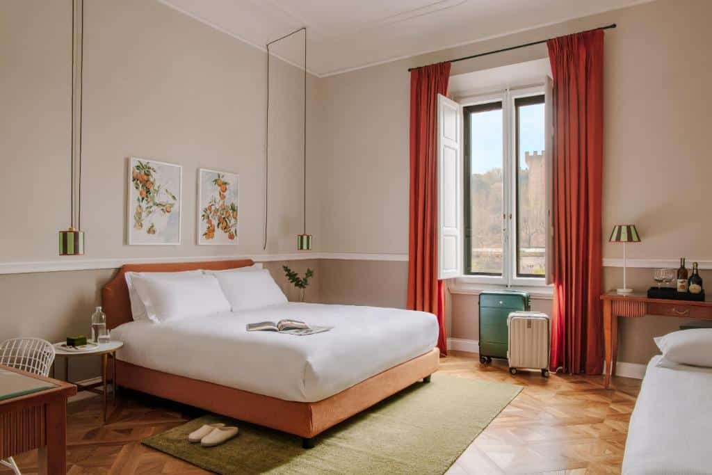 Hotellrom med balkongdør på The Sonetto i Firenze