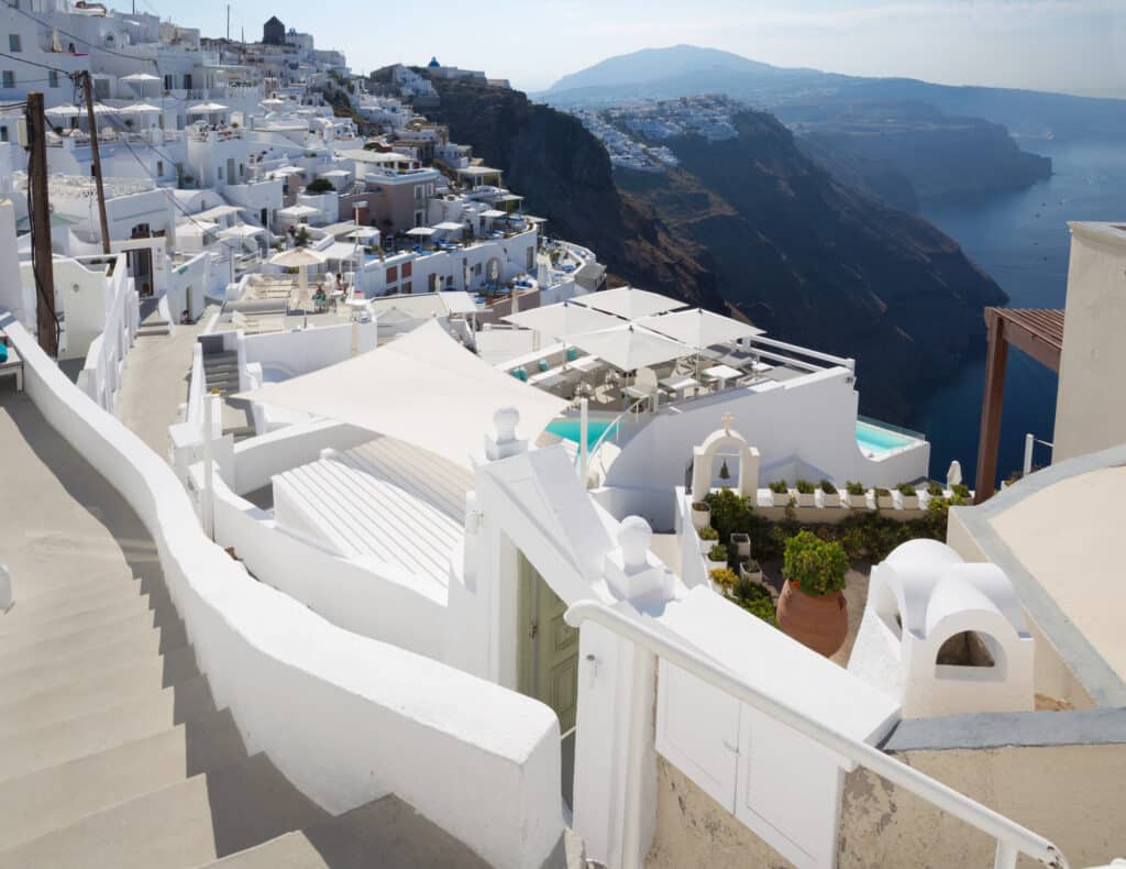Hvite bygninger og utsikt over kalderaen i Imerovigli på Santorini