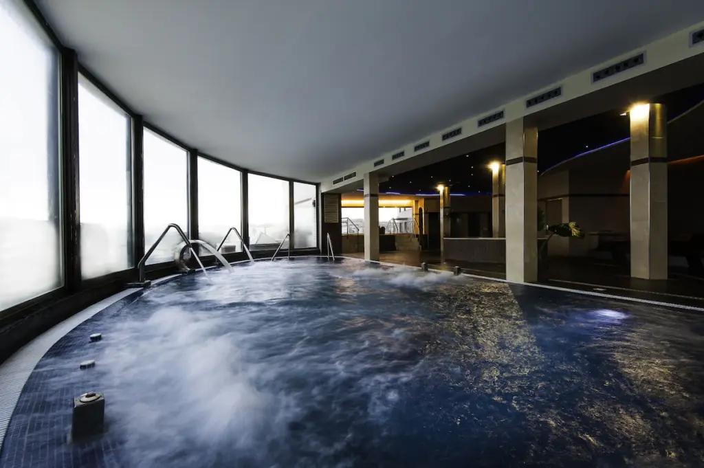 Kn Hotel Arenas del Mar innendørs basseng