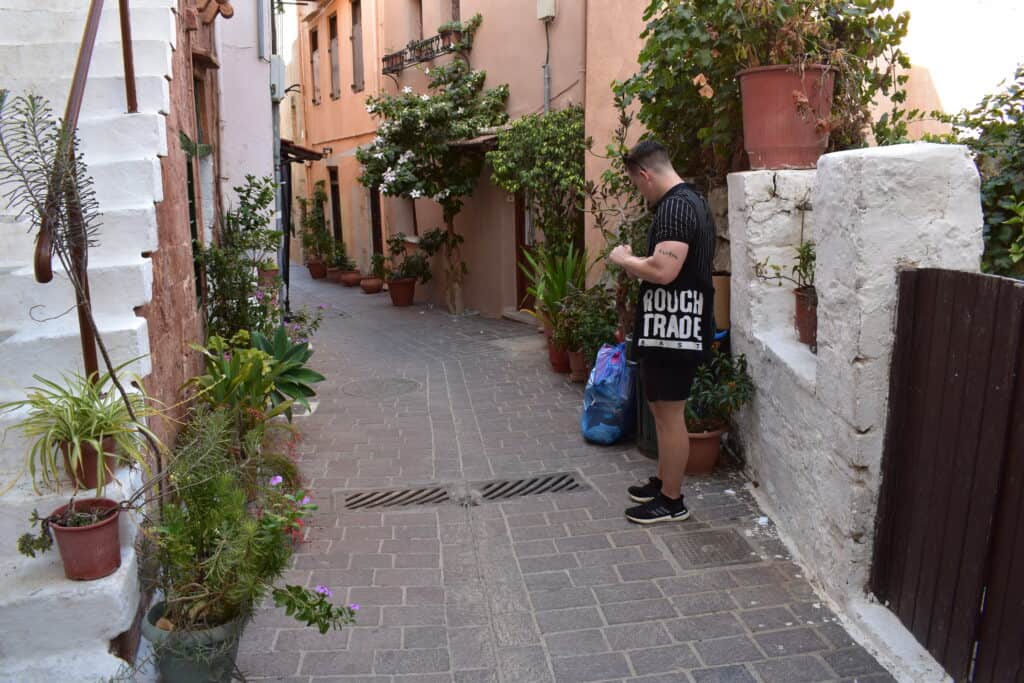Kristoffer Føns i en smal gate i Chania på Kreta