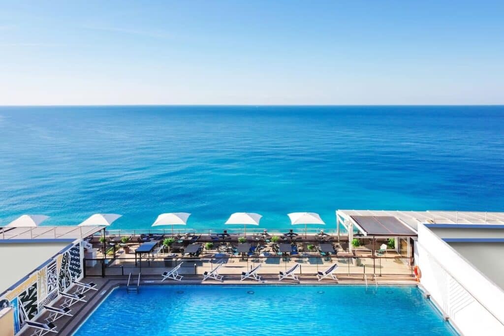 Hvor bør man bo i Nice? De 4 beste områdene og gode hoteller 10 Le Meridien, luksushotell med basseng ved stranden i Nice