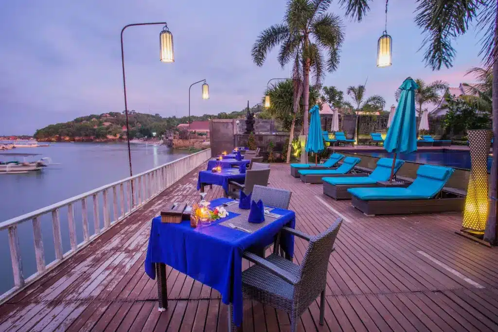 Lembongan Bay Shore Huts basseng og restaurant