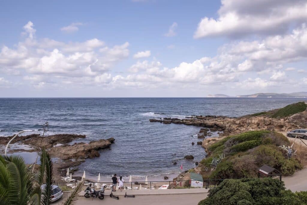 Hvor bør man bo på Sardinia? De 8 beste områdene og gode hoteller 11 Liten strand ved hotellet i alghero