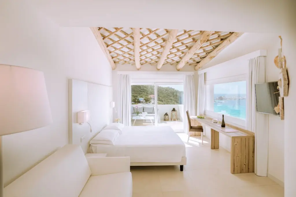 Hvor bør man bo på Sardinia? De 8 beste områdene og gode hoteller 50 Lyst hotellrom med havutsikt på Hotel Moresco på Sardinia