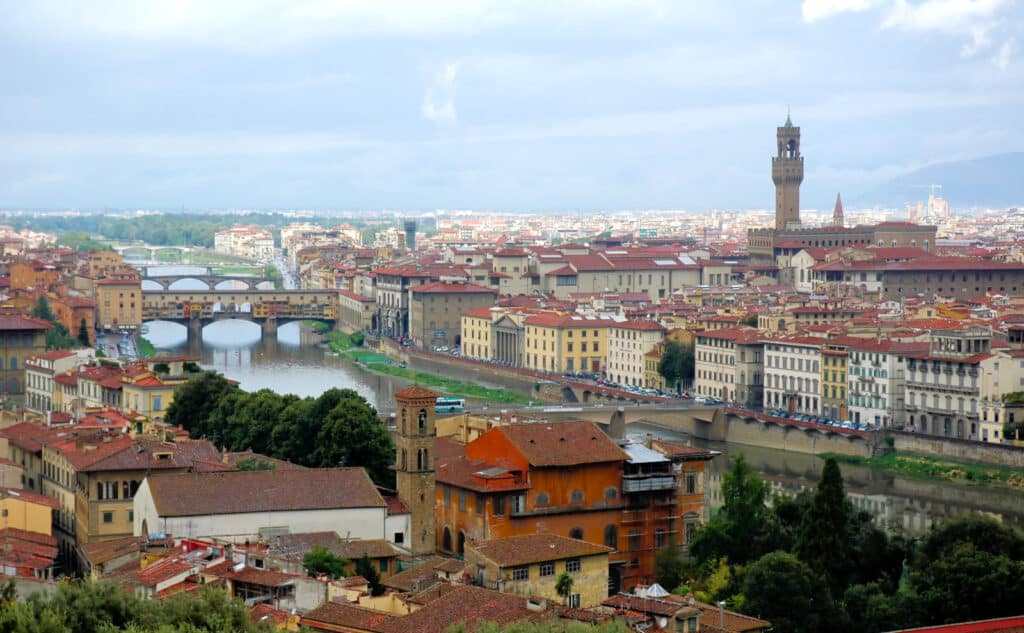 Panoramautsikt over Firenze og elven Arno