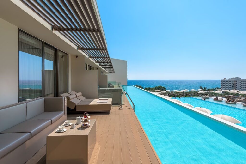 Privat basseng og terrasse med havutsikt på Amarande Hotel i Ayia Napa
