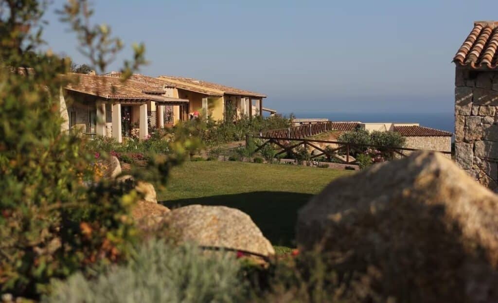 Hvor bør man bo på Sardinia? De 8 beste områdene og gode hoteller 53 Punta Falcone Resort uteområde