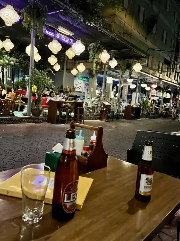 Rambuttri - koselig gate nær Khao San Road