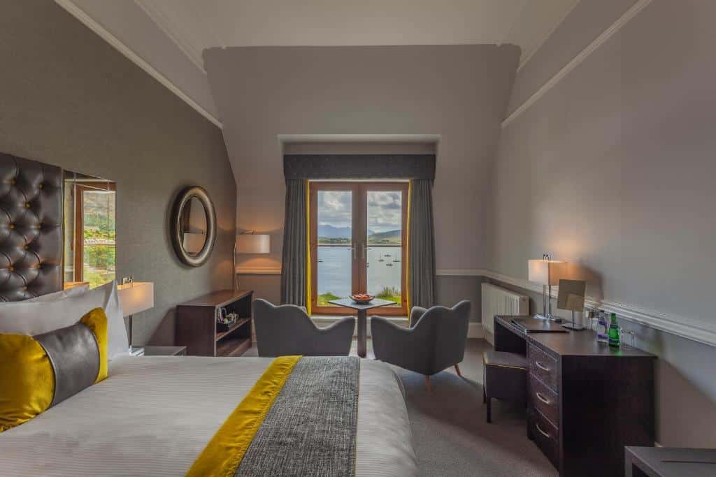 Rom med sittegruppe på Cuillin Hills Hotel i Skottland