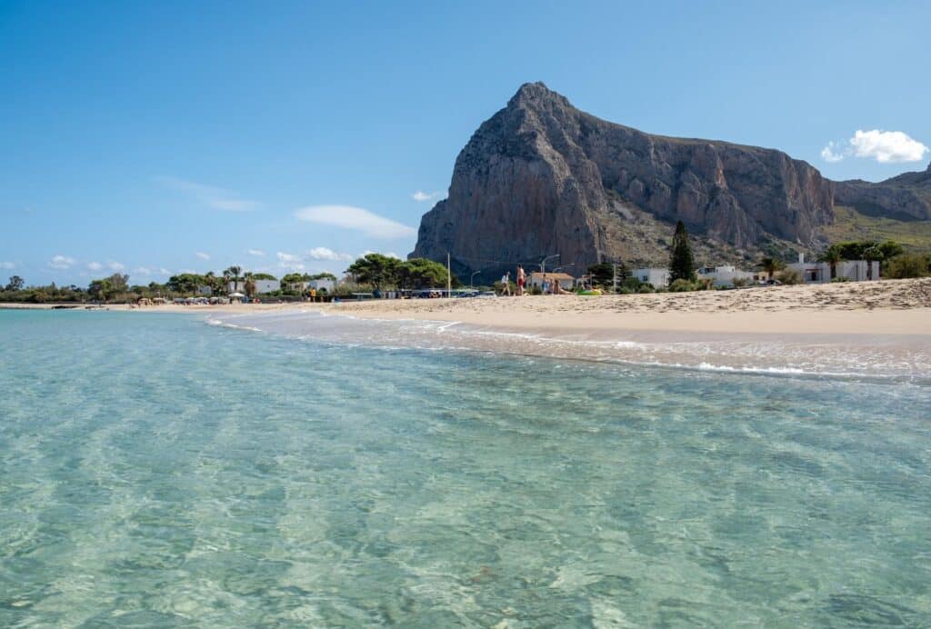 Stranden i San Vito Lo Capo med fjellet i bakgrunnen, Sicilia