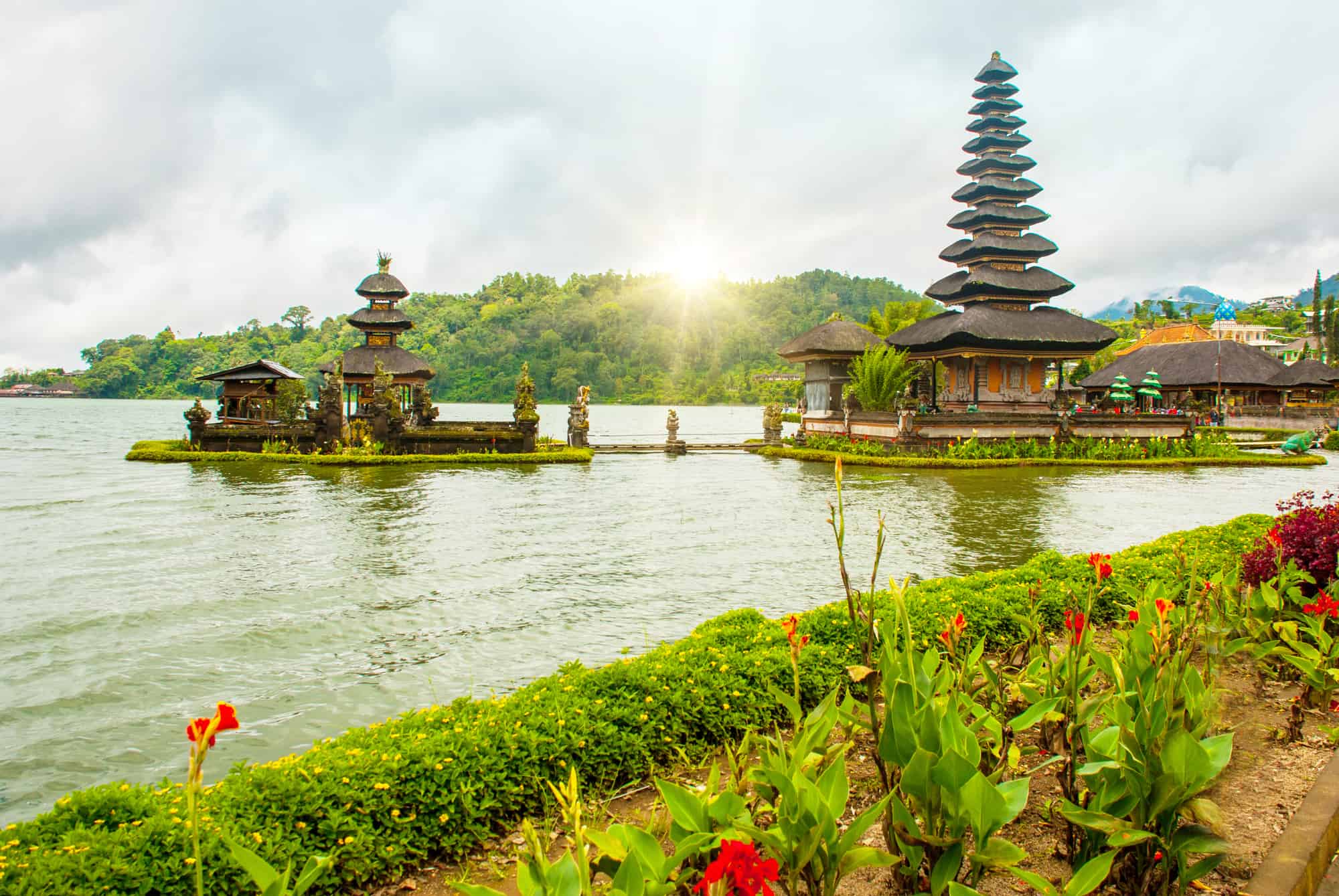 Tempel ved innsjøen på Bali
