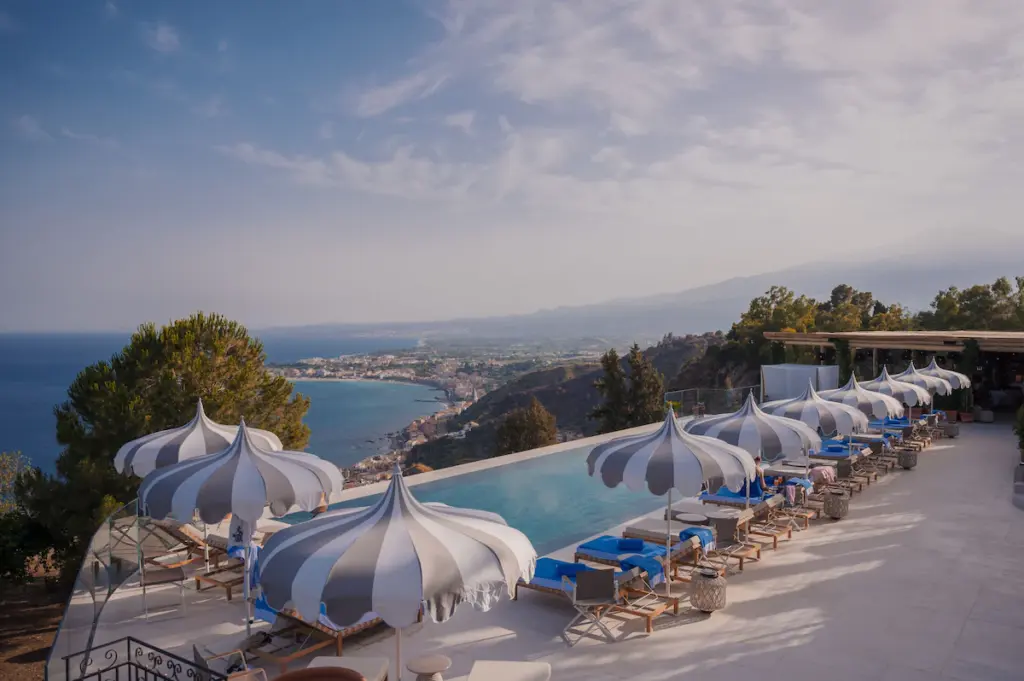 Terrasse med parasoller og havutsikt ved hotellet fra The White Lotus i Taormina