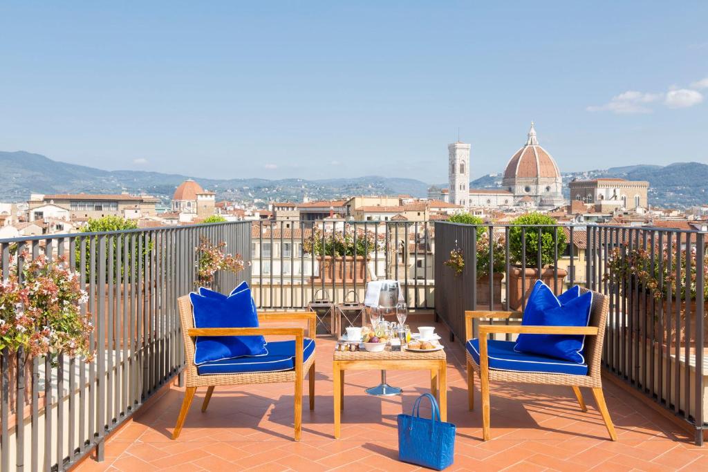 Terrasse på Hotel Lungarno med utsikt mot domkirken i Firenze