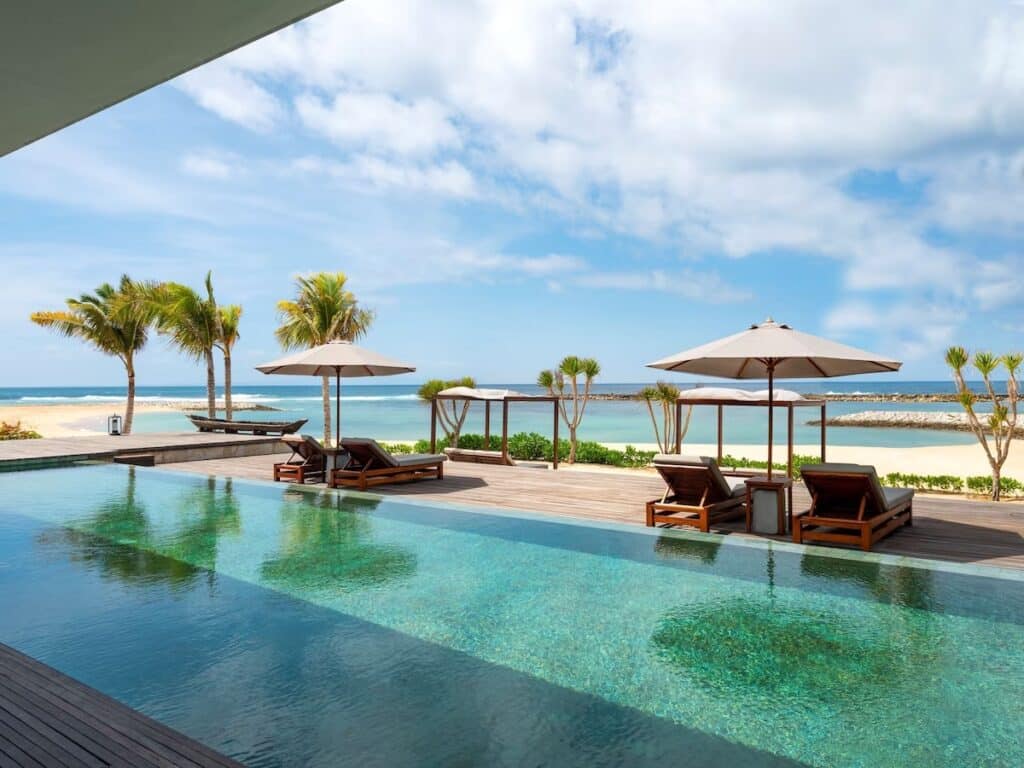 The Apurva Kempinski Bali basseng ved stranden